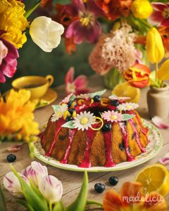 Chec cu lamaie, afine, miere si musetel, insiropat si glazurat