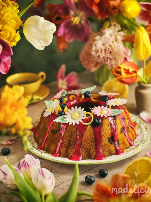 Chec cu lamaie, afine, miere si musetel, insiropat si glazurat