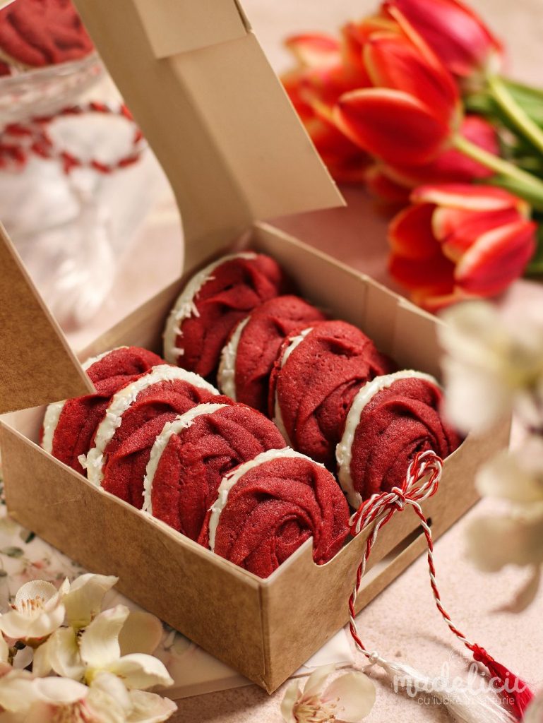 Fursecuri in forma de trandafir, de Martisor