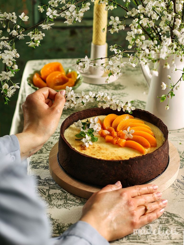 Pasca cu branza de vaci, smantana si caise (aluat fraged cu cacao)
