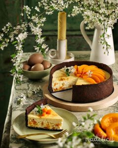 Pasca cu branza de vaci, smantana si caise (aluat fraged cu cacao)