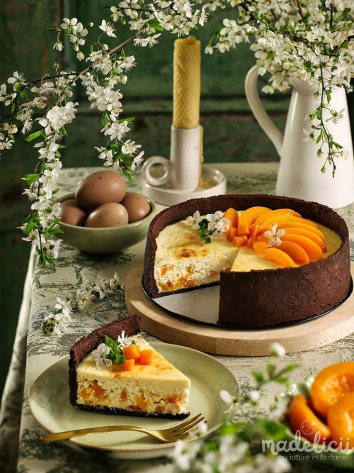 Pasca cu branza de vaci, smantana si caise (aluat fraged cu cacao)