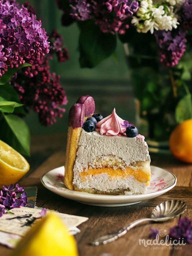 Tort cu piscoturi si crema de mascarpone, afine, liliac si lamaie