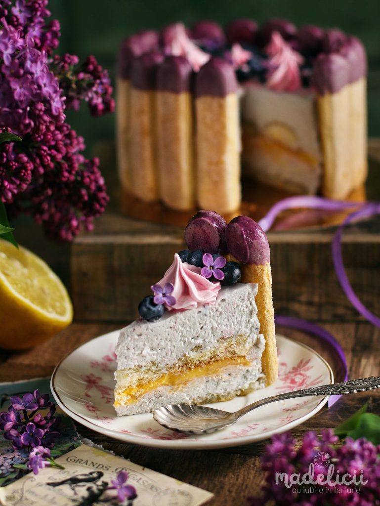 Tort cu piscoturi si crema de mascarpone, afine, liliac si lamaie