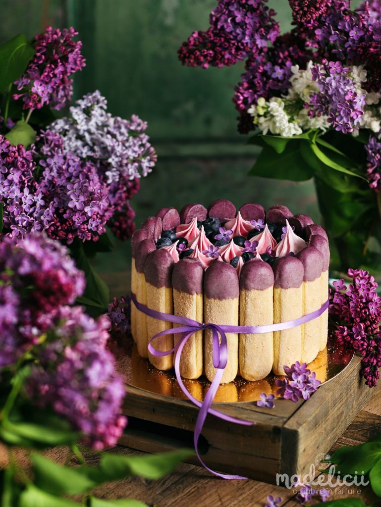 Tort cu piscoturi si crema de mascarpone, afine, liliac si lamaie