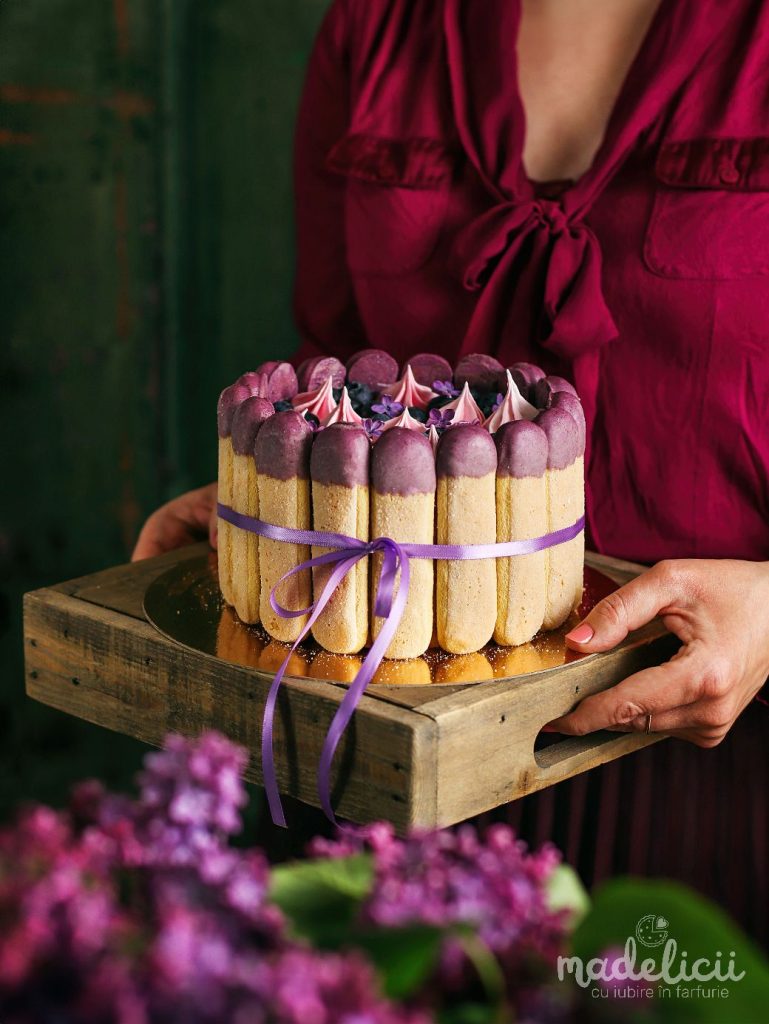 Tort cu piscoturi si crema de mascarpone, afine, liliac si lamaie