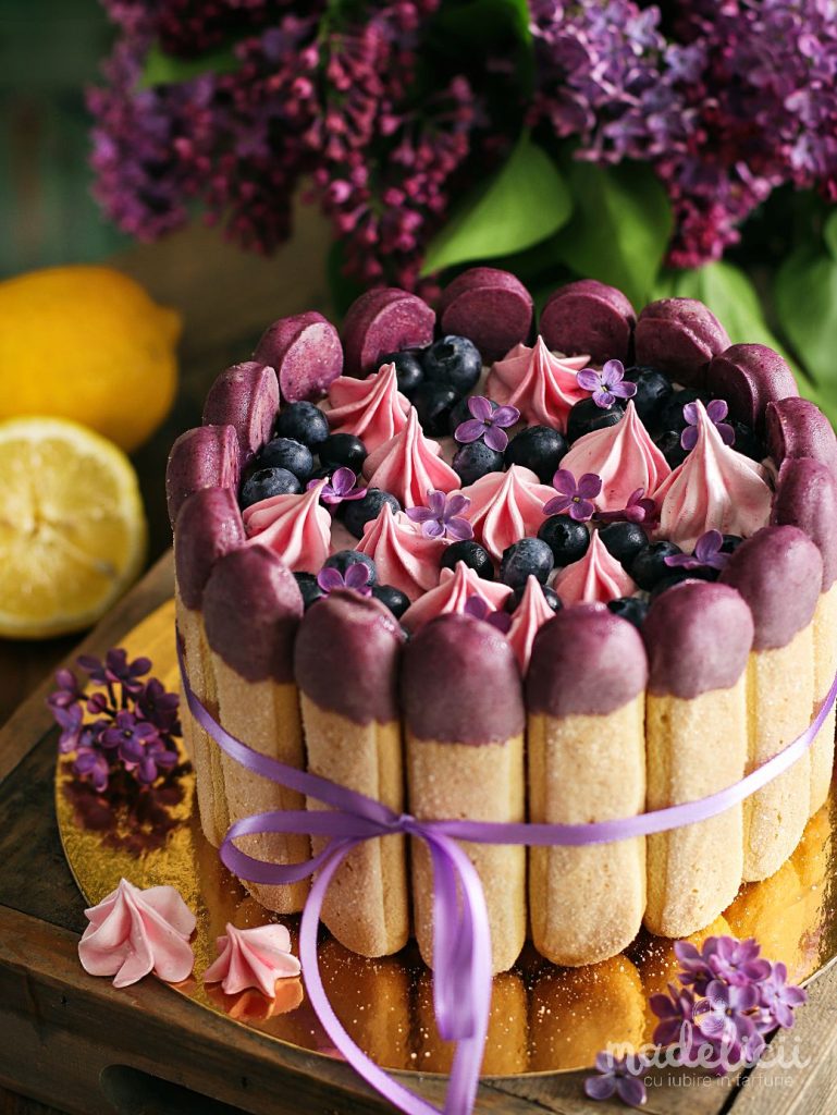Tort cu piscoturi si crema de mascarpone, afine, liliac si lamaie