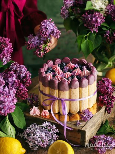 Tort cu piscoturi si crema de mascarpone, afine, liliac si lamaie