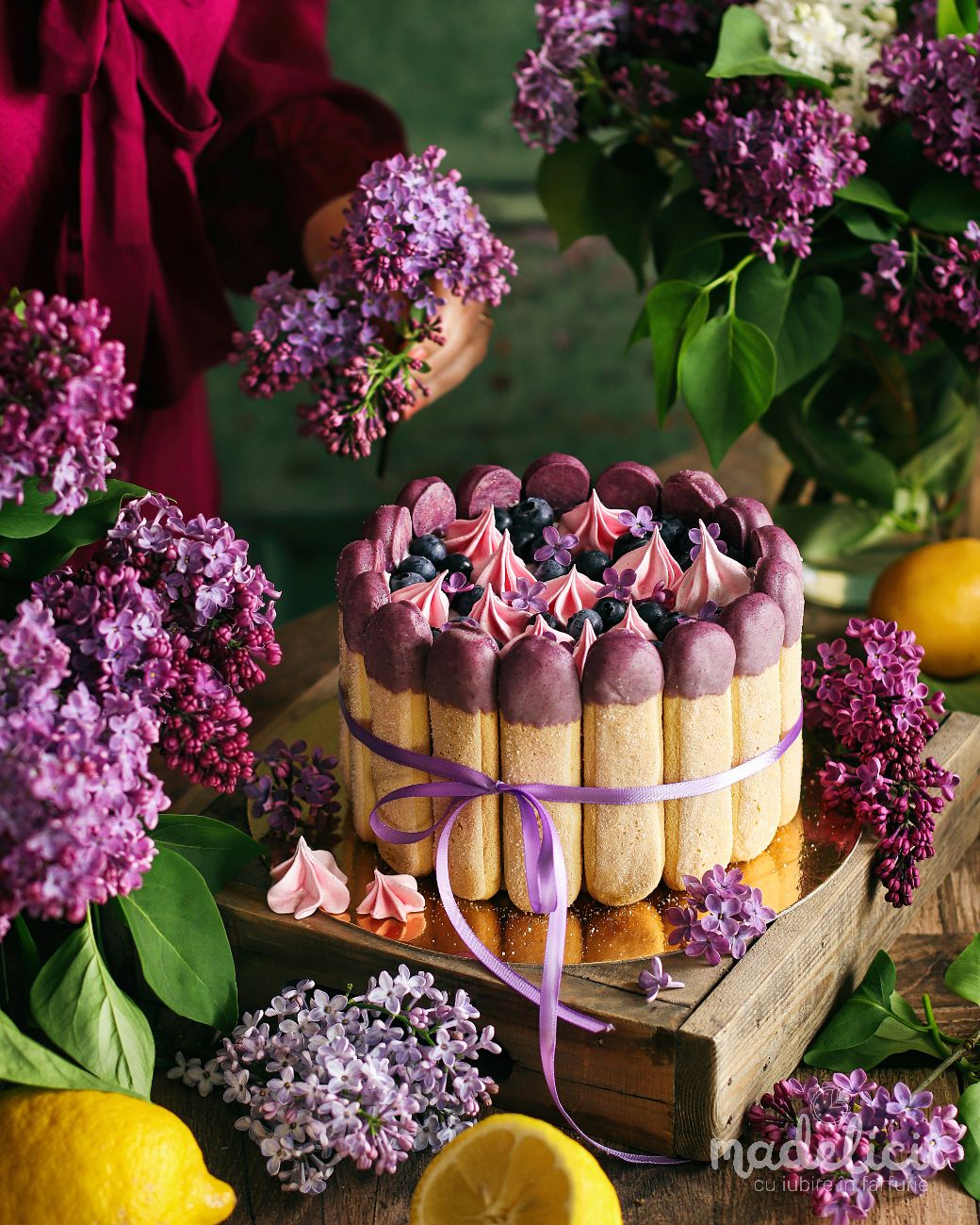 Tort cu piscoturi si crema de mascarpone, afine, liliac si lamaie