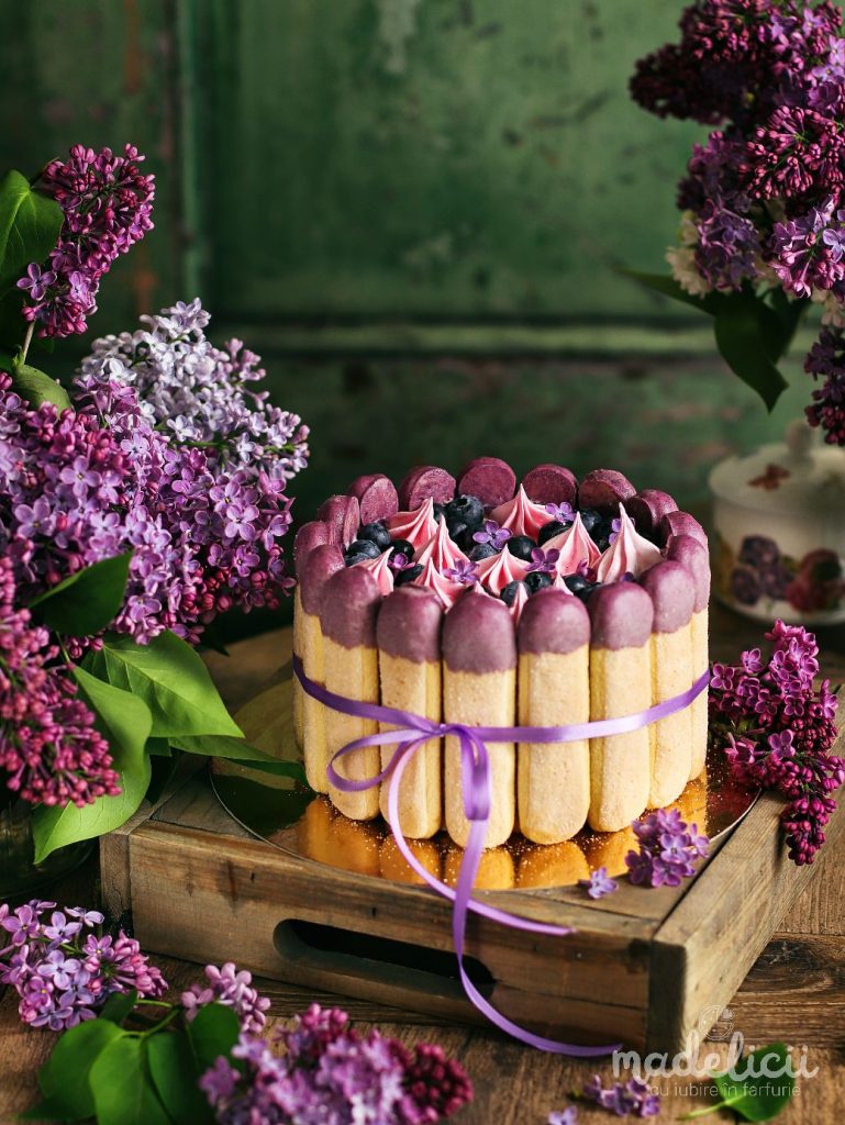 Tort cu piscoturi si crema de mascarpone, afine, liliac si lamaie